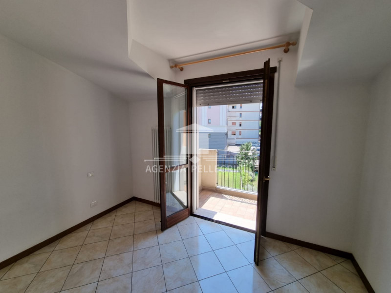 VICENZA, INTERNAL AREA IN VIALE DELLA PACE, 300 METERS from the EDERLE CASERMA.
The condominium i...