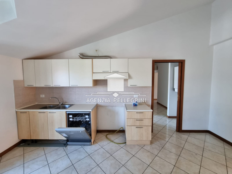 VICENZA, INTERNAL AREA IN VIALE DELLA PACE, 300 METERS from the EDERLE CASERMA.
The condominium i...