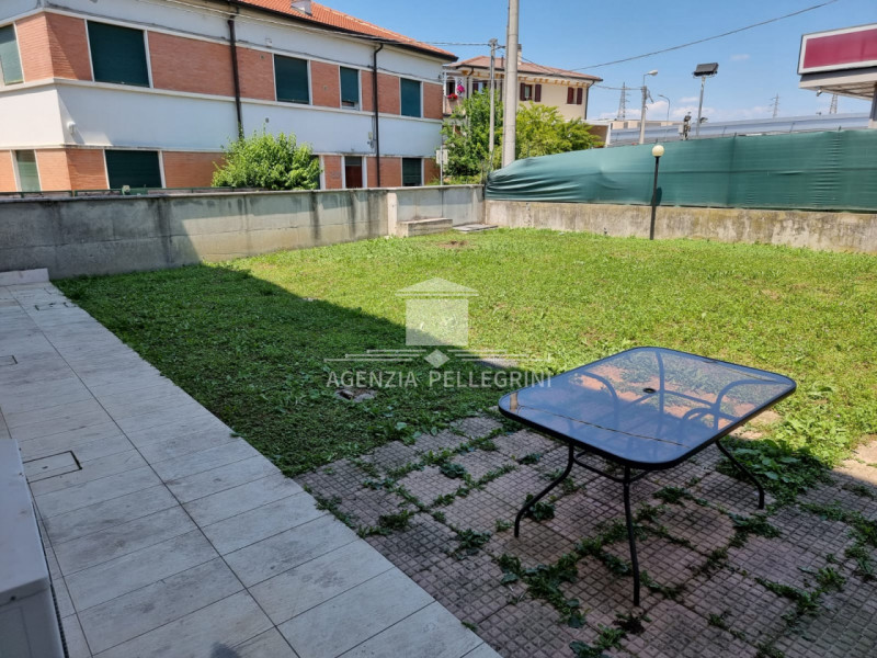 VICENZA, INTERNAL AREA IN VIALE DELLA PACE, 300 METERS from the EDERLE CASERMA.
The condominium i...
