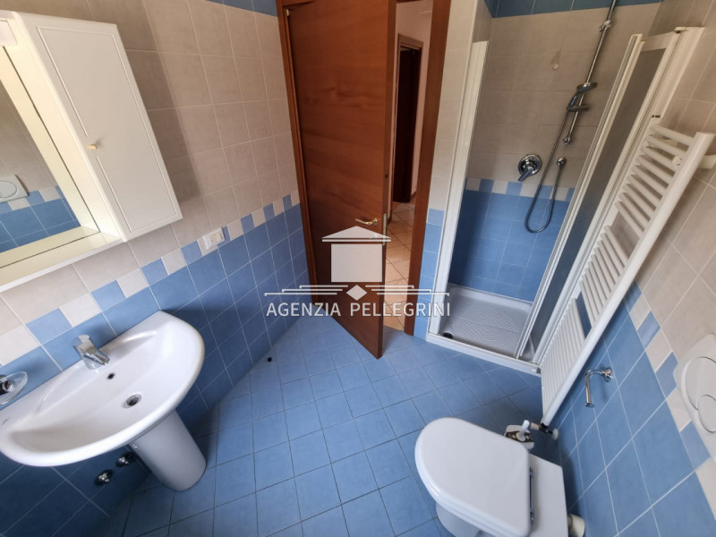 VICENZA, INTERNAL AREA IN VIALE DELLA PACE, 300 METERS from the EDERLE CASERMA.
The condominium i...