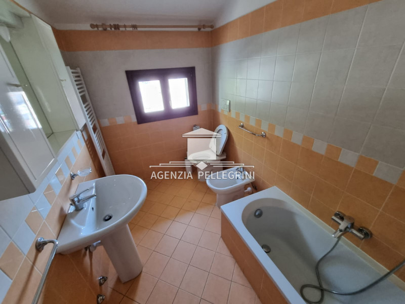 VICENZA, INTERNAL AREA IN VIALE DELLA PACE, 300 METERS from the EDERLE CASERMA.
The condominium i...