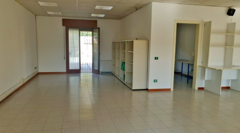 UFFICIO DI 200 MQ PIANO PRIMO CON 6 POSTI AUTO E GRANDE TERRAZZA IN POSIZIONE STRATEGICA A VICENZ...