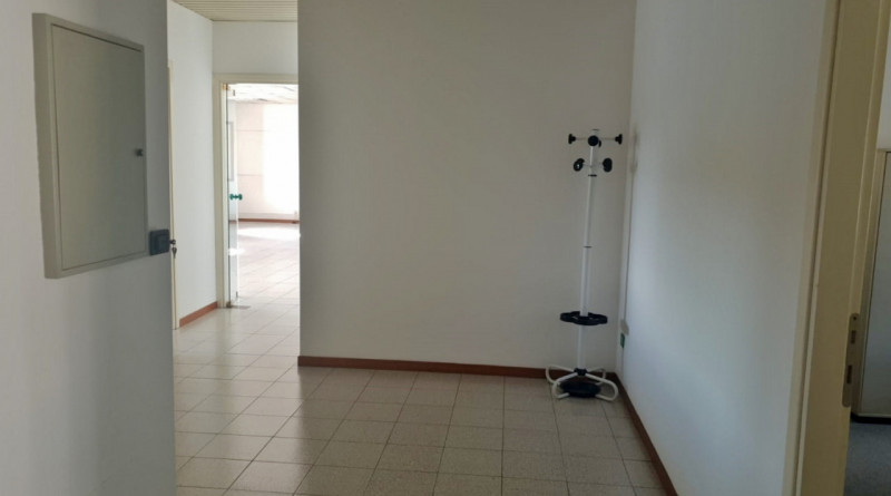 UFFICIO DI 200 MQ PIANO PRIMO CON 6 POSTI AUTO E GRANDE TERRAZZA IN POSIZIONE STRATEGICA A VICENZ...