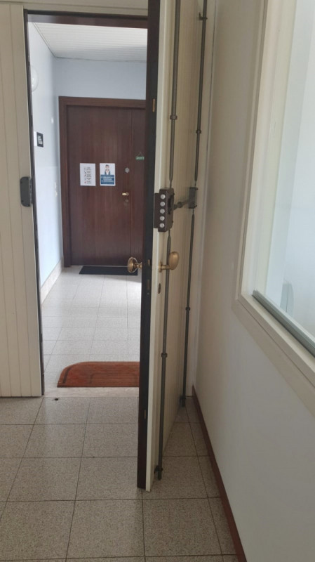 UFFICIO DI 200 MQ PIANO PRIMO CON 6 POSTI AUTO E GRANDE TERRAZZA IN POSIZIONE STRATEGICA A VICENZ...