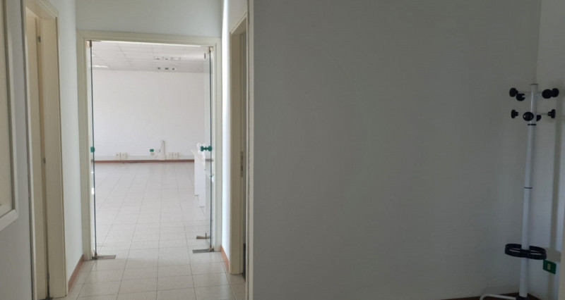 UFFICIO DI 200 MQ PIANO PRIMO CON 6 POSTI AUTO E GRANDE TERRAZZA IN POSIZIONE STRATEGICA A VICENZ...