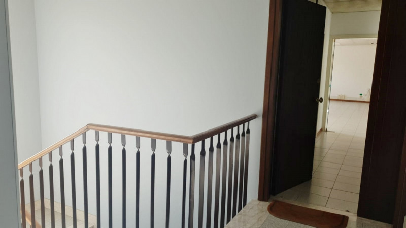 UFFICIO DI 200 MQ PIANO PRIMO CON 6 POSTI AUTO E GRANDE TERRAZZA IN POSIZIONE STRATEGICA A VICENZ...