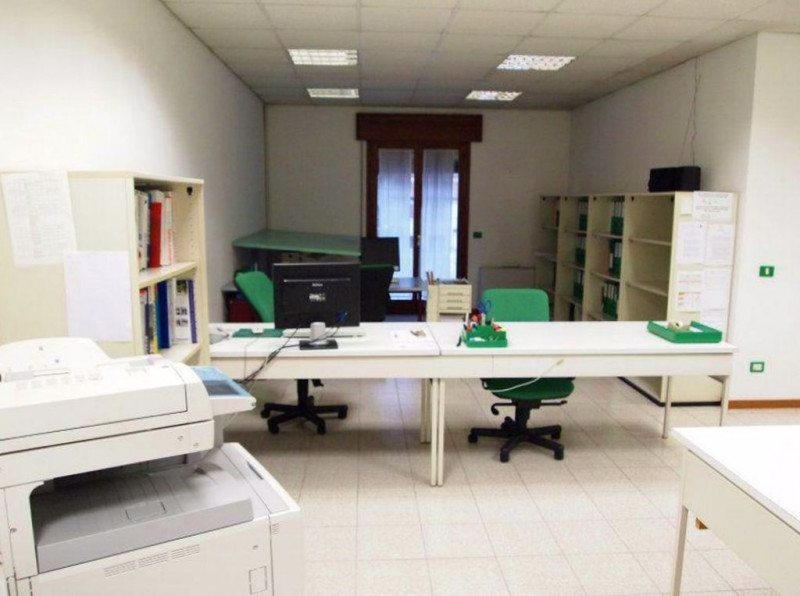 UFFICIO DI 200 MQ PIANO PRIMO CON 6 POSTI AUTO E GRANDE TERRAZZA IN POSIZIONE STRATEGICA A VICENZ...