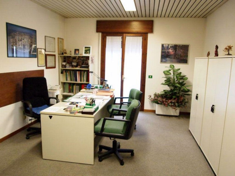 UFFICIO DI 200 MQ PIANO PRIMO CON 6 POSTI AUTO E GRANDE TERRAZZA IN POSIZIONE STRATEGICA A VICENZ...