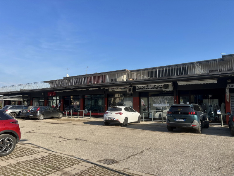 UFFICIO DI 200 MQ PIANO PRIMO CON 6 POSTI AUTO E GRANDE TERRAZZA IN POSIZIONE STRATEGICA A VICENZ...