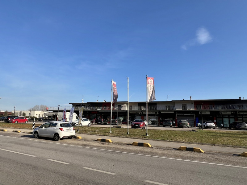 UFFICIO DI 200 MQ PIANO PRIMO CON 6 POSTI AUTO E GRANDE TERRAZZA IN POSIZIONE STRATEGICA A VICENZ...