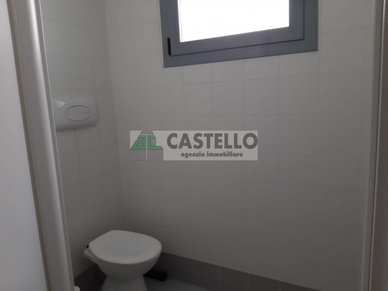 Campodarsego centro paese, negozio di ~95mq dotato di due servizi, climatizzatori, 2 accessi, ide...