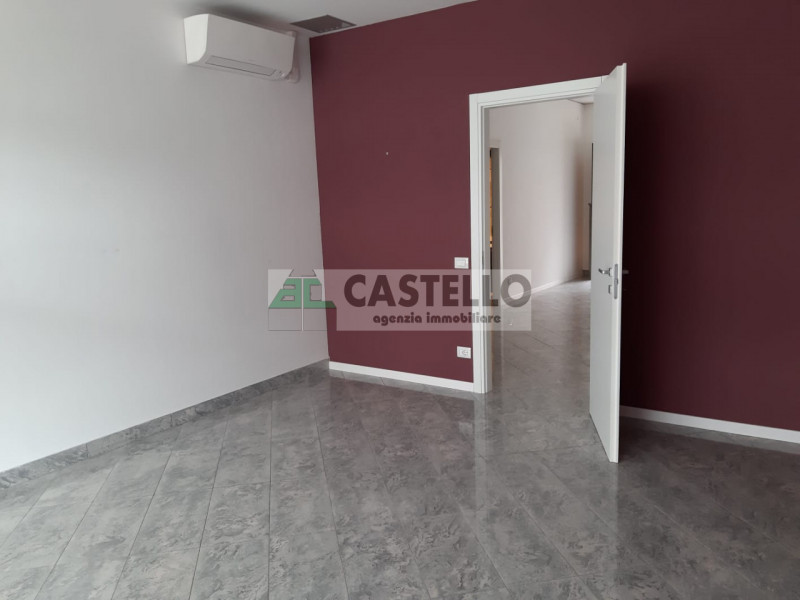 Campodarsego centro paese, negozio di ~95mq dotato di due servizi, climatizzatori, 2 accessi, ide...