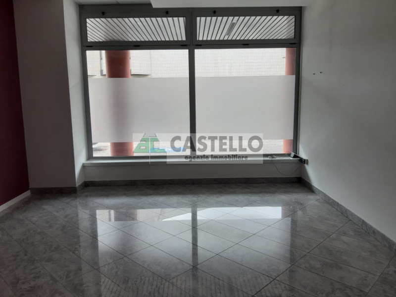 Campodarsego centro paese, negozio di ~95mq dotato di due servizi, climatizzatori, 2 accessi, ide...