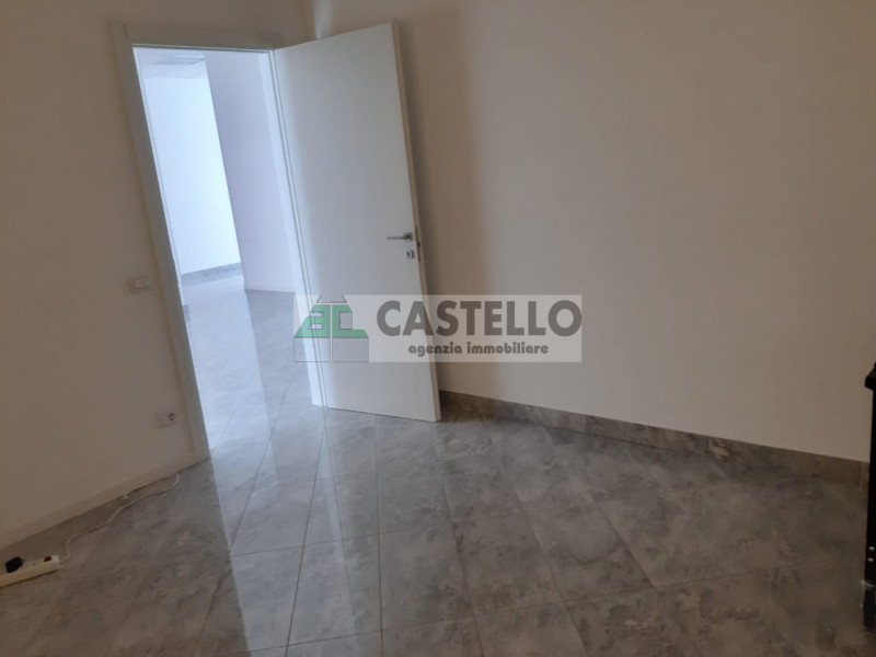 Campodarsego centro paese, negozio di ~95mq dotato di due servizi, climatizzatori, 2 accessi, ide...