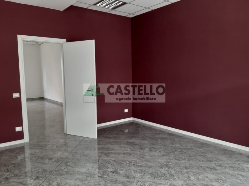 Campodarsego centro paese, negozio di ~95mq dotato di due servizi, climatizzatori, 2 accessi, ide...