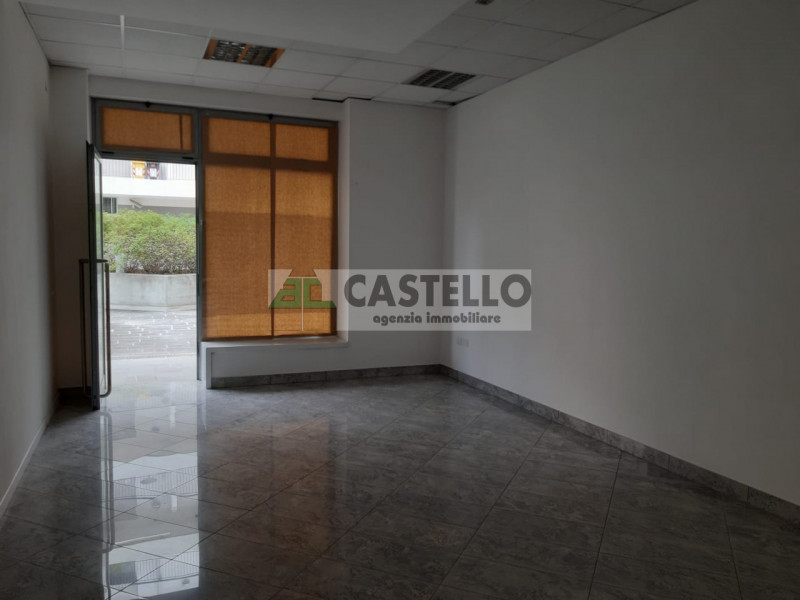Campodarsego centro paese, negozio di ~95mq dotato di due servizi, climatizzatori, 2 accessi, ide...