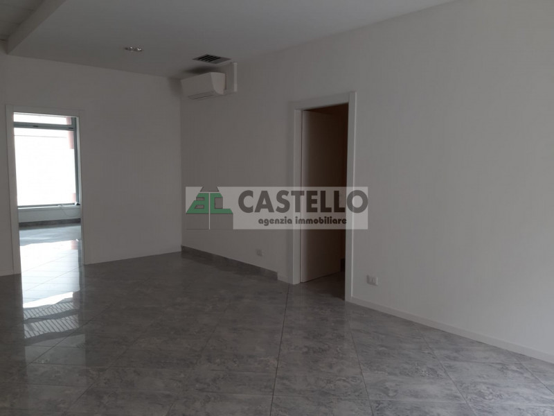 Campodarsego centro paese, negozio di ~95mq dotato di due servizi, climatizzatori, 2 accessi, ide...