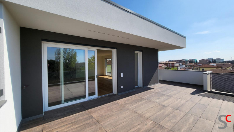 Chiesanuova: Proponiamo ATTICO in pronta consegna  al terzo ed ultimo piano servito di ascensore....