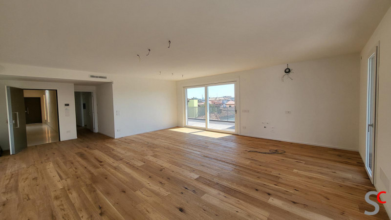 Chiesanuova: Proponiamo ATTICO in pronta consegna, con zona giorno open space di 57mq con uscita ...