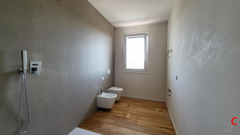 Chiesanuova: Proponiamo ATTICO in pronta consegna  al terzo ed ultimo piano servito di ascensore....