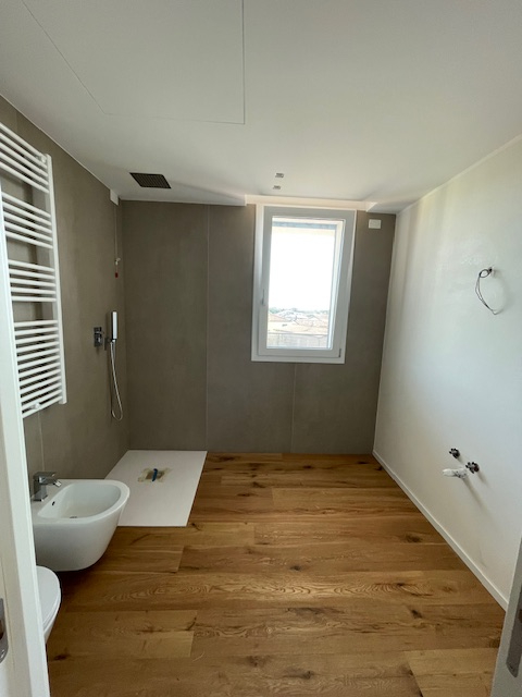 Chiesanuova: Proponiamo ATTICO in pronta consegna  al terzo ed ultimo piano servito di ascensore....