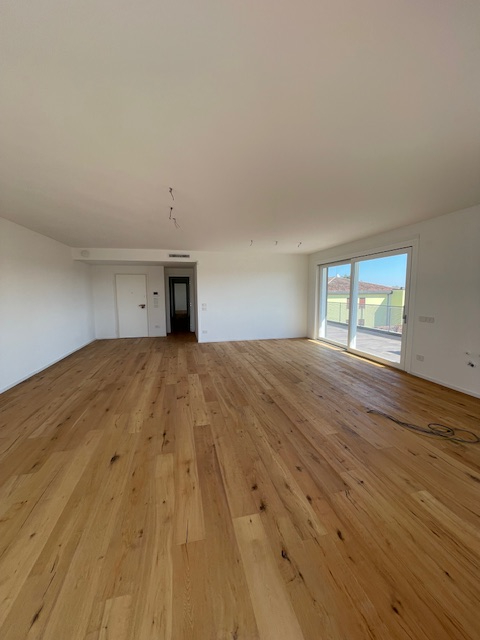 Chiesanuova: Proponiamo ATTICO in pronta consegna  al terzo ed ultimo piano servito di ascensore....