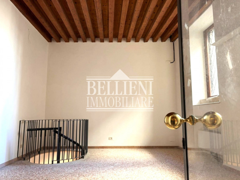 CORSO PALLADIO - Nel cuore della città, affacciato sulla rinomata via principale e inserito all’i...