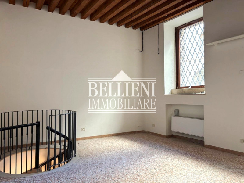 CORSO PALLADIO - Nel cuore della città, affacciato sulla rinomata via principale e inserito all’i...
