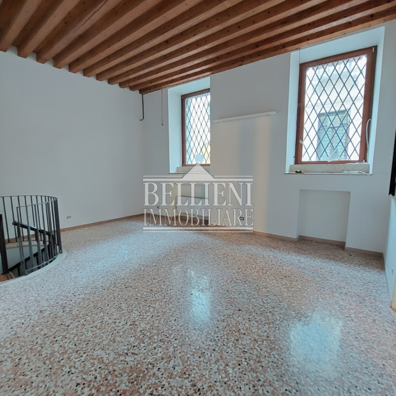 CORSO PALLADIO - Nel cuore della città, affacciato sulla rinomata via principale e inserito all’i...