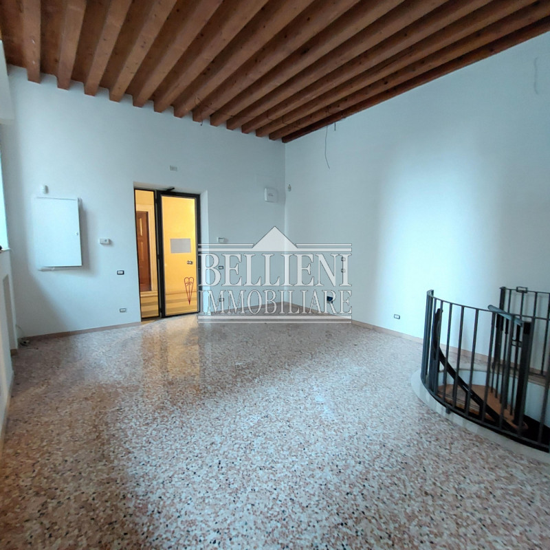 CORSO PALLADIO - Nel cuore della città, affacciato sulla rinomata via principale e inserito all’i...