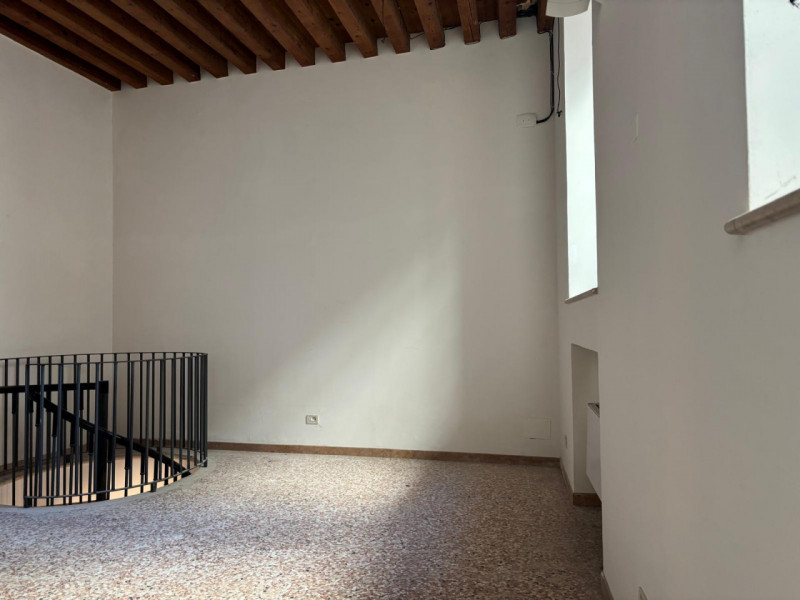 CORSO PALLADIO - Nel cuore della città, affacciato sulla rinomata via principale e inserito all’i...