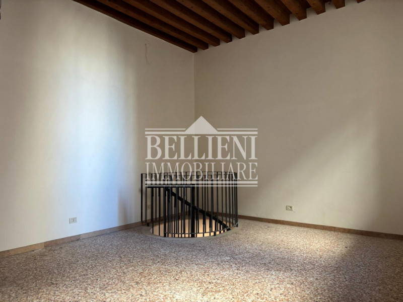 CORSO PALLADIO - Nel cuore della città, affacciato sulla rinomata via principale e inserito all’i...
