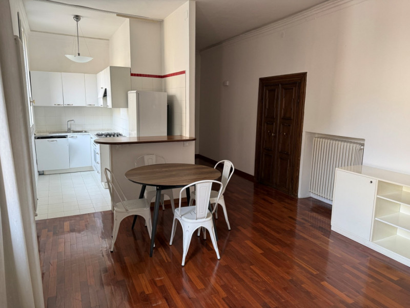 SPAZIOSO MIDI APPARTAMENTO ARREDATO NEL CUORE DEL CENTRO STORICO. EURO 750 MENSILI + EURO 30 SPES...