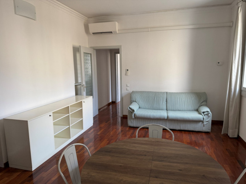 SPAZIOSO MIDI APPARTAMENTO ARREDATO NEL CUORE DEL CENTRO STORICO. EURO 750 MENSILI + EURO 30 SPES...