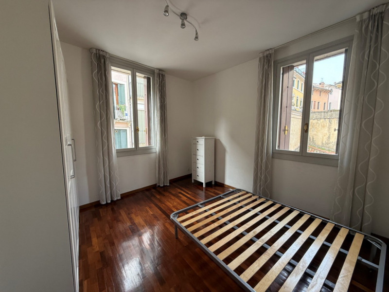 SPAZIOSO MIDI APPARTAMENTO ARREDATO NEL CUORE DEL CENTRO STORICO. EURO 750 MENSILI + EURO 30 SPES...