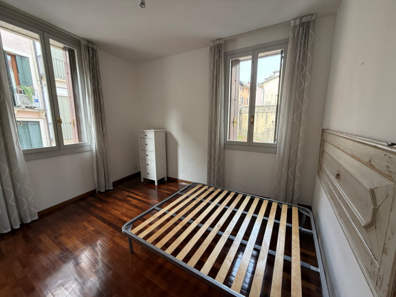 SPAZIOSO MIDI APPARTAMENTO ARREDATO NEL CUORE DEL CENTRO STORICO. EURO 750 MENSILI + EURO 30 SPES...