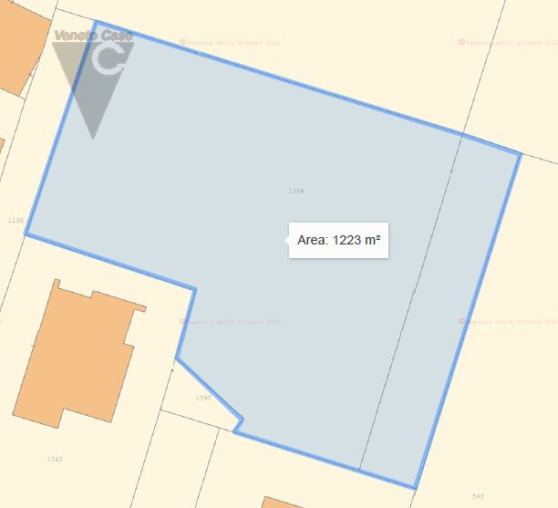 Proponiamo lotto di terreno edificabile urbanizzato e già recintato in posizione tranquilla, imme...