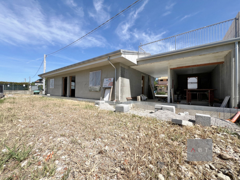 Nuova porzione di bifamiliare sviluppata completamente al piano terra e composta di: ingresso, so...