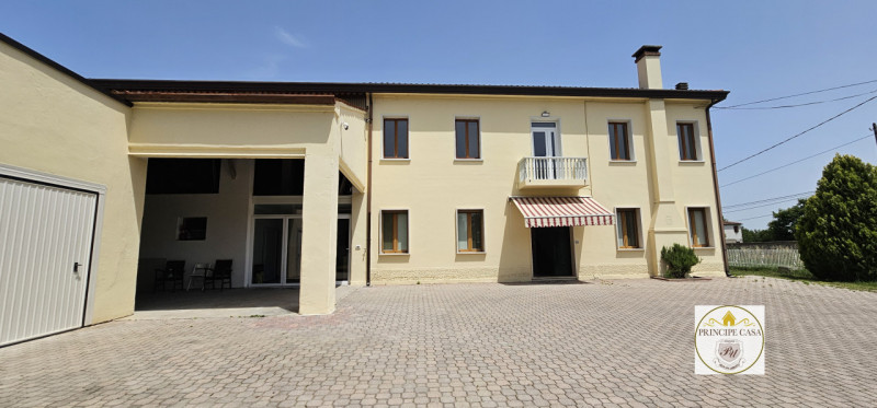 Proponiamo casa singola in pieno stile veneto disposta su due livelli immersa nella tranquillità ...