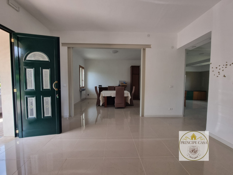 Proponiamo casa singola in pieno stile veneto disposta su due livelli immersa nella tranquillità ...