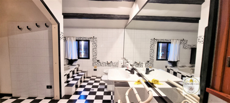 Proponiamo casa singola in pieno stile veneto disposta su due livelli immersa nella tranquillità ...