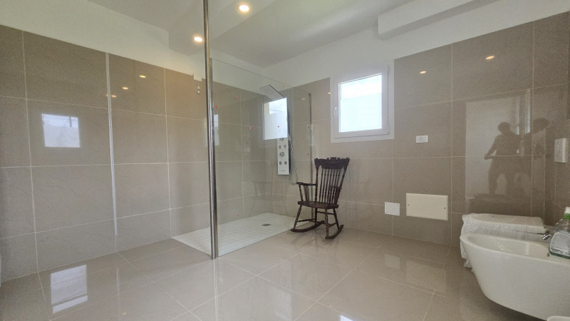 Proponiamo casa singola in pieno stile veneto disposta su due livelli immersa nella tranquillità ...