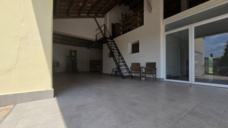 Proponiamo casa singola in pieno stile veneto disposta su due livelli immersa nella tranquillità ...