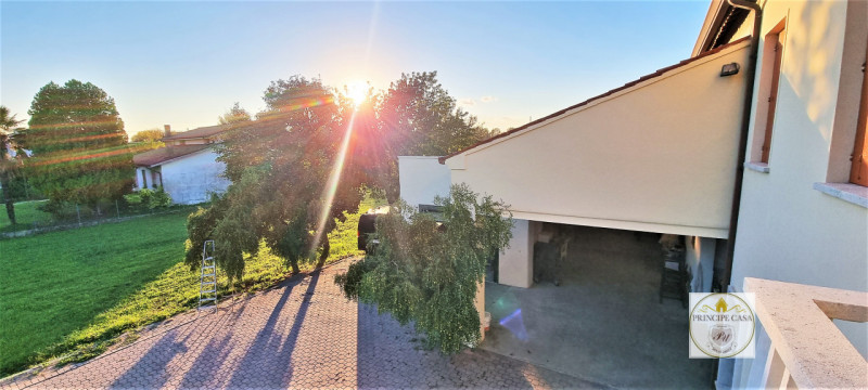 Proponiamo casa singola in pieno stile veneto disposta su due livelli immersa nella tranquillità ...