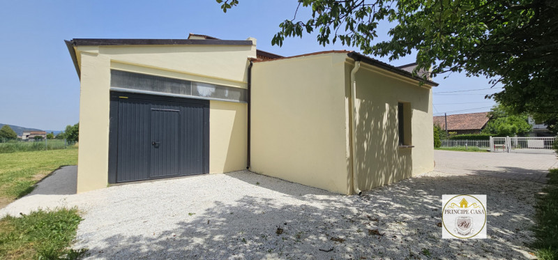 Proponiamo casa singola in pieno stile veneto disposta su due livelli immersa nella tranquillità ...