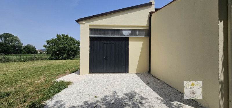 Proponiamo casa singola in pieno stile veneto disposta su due livelli immersa nella tranquillità ...