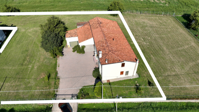 Proponiamo casa singola in pieno stile veneto disposta su due livelli immersa nella tranquillità ...