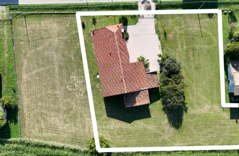 Proponiamo casa singola in pieno stile veneto disposta su due livelli immersa nella tranquillità ...