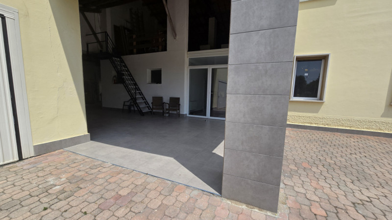 Proponiamo casa singola in pieno stile veneto disposta su due livelli immersa nella tranquillità ...