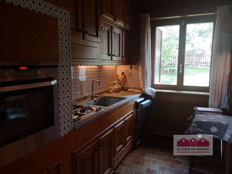 SOLO LOCAZIONE ANNUALE - GASTAGH: BIFAMILIARE SOVRAPPOSTA CON GIARDINO IN COMUNE. COMPOSTA DA SOG...